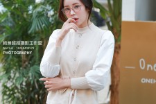 射洪兼职模特被摄影师亲(兼职模特被摄影师亲了)